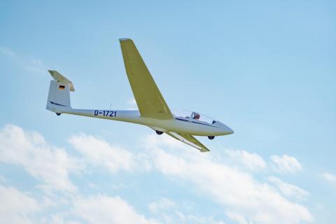 Roland am Segelflugzeug