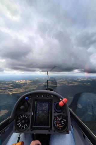 Unterwegs unter Wolkenreihungen