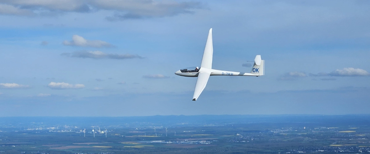 Eine LS-8 kreist in der Thermik über dem Segelflugplatz Bergheim